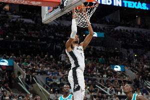 感谢惠顾！意大利卡普里岛一家餐厅晒出员工与詹姆斯合影并致谢